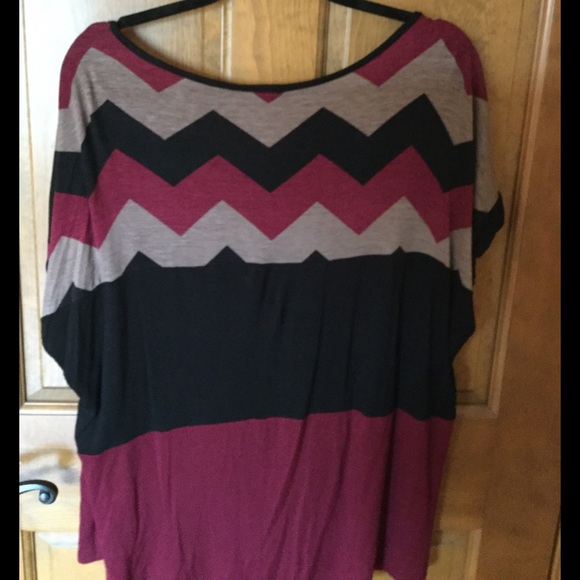 Burgundy, tan, black chevron print 2x top. - Picture 2 of 3