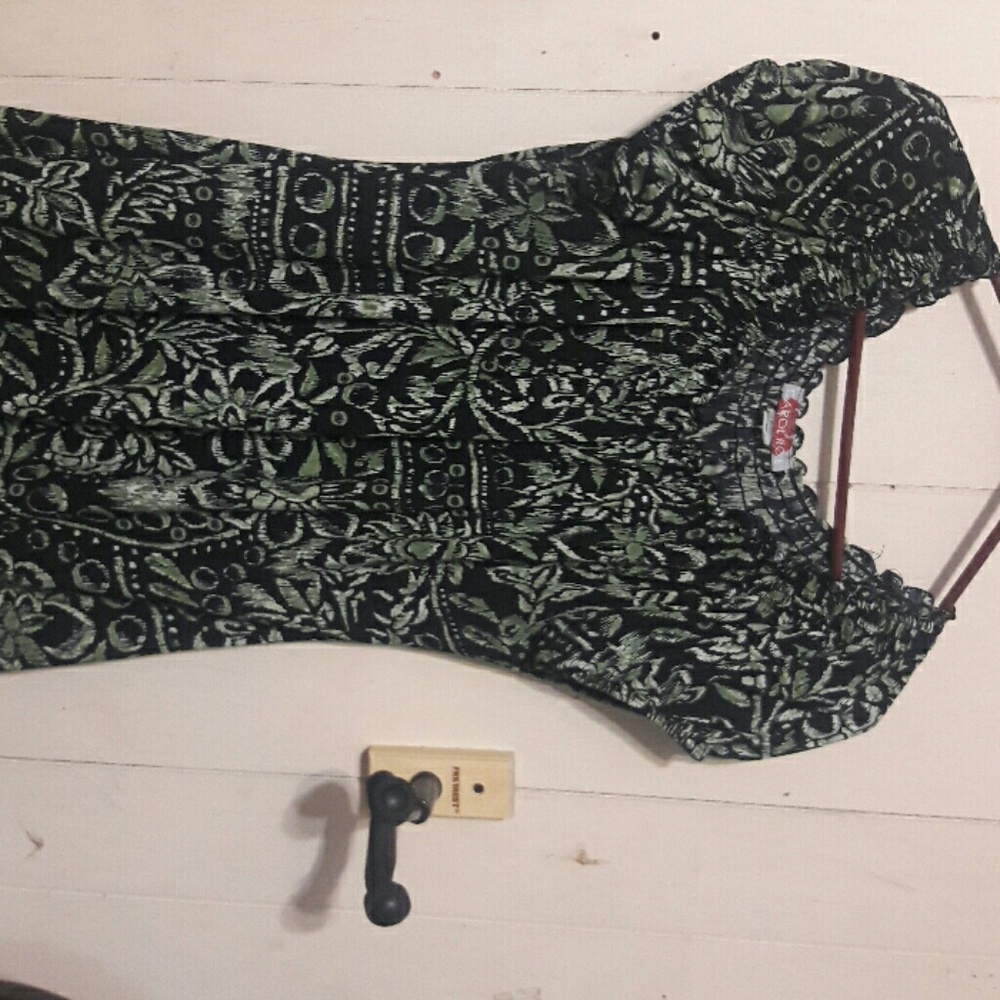 Green blouse with designs