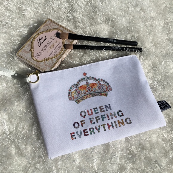 "QUEEN OF EFFING EVERYTHING" Makeup pouch - Picture 2 of 3