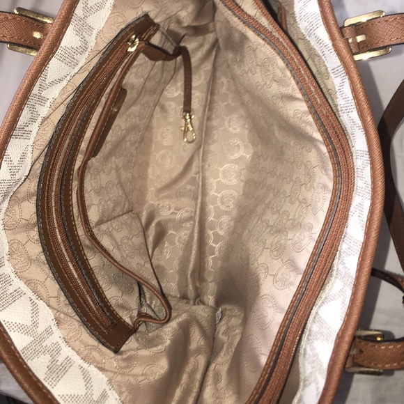 Michael Kors medium, bucket purse - Picture 3 of 4