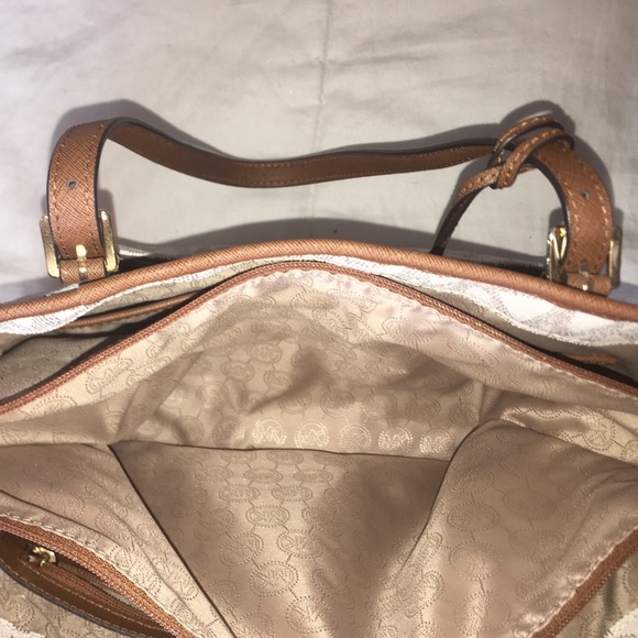 Michael Kors medium, bucket purse - Picture 4 of 4