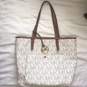 Michael Kors medium, bucket purse