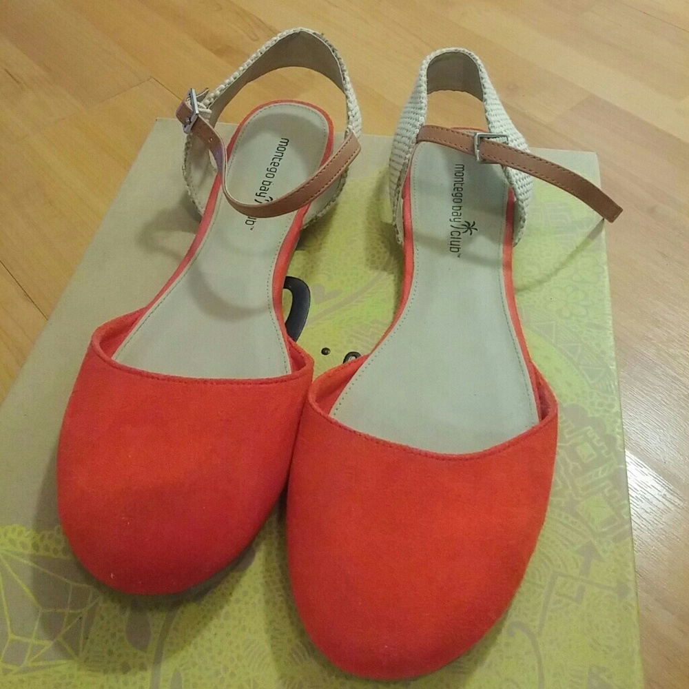 Womens strapback flats