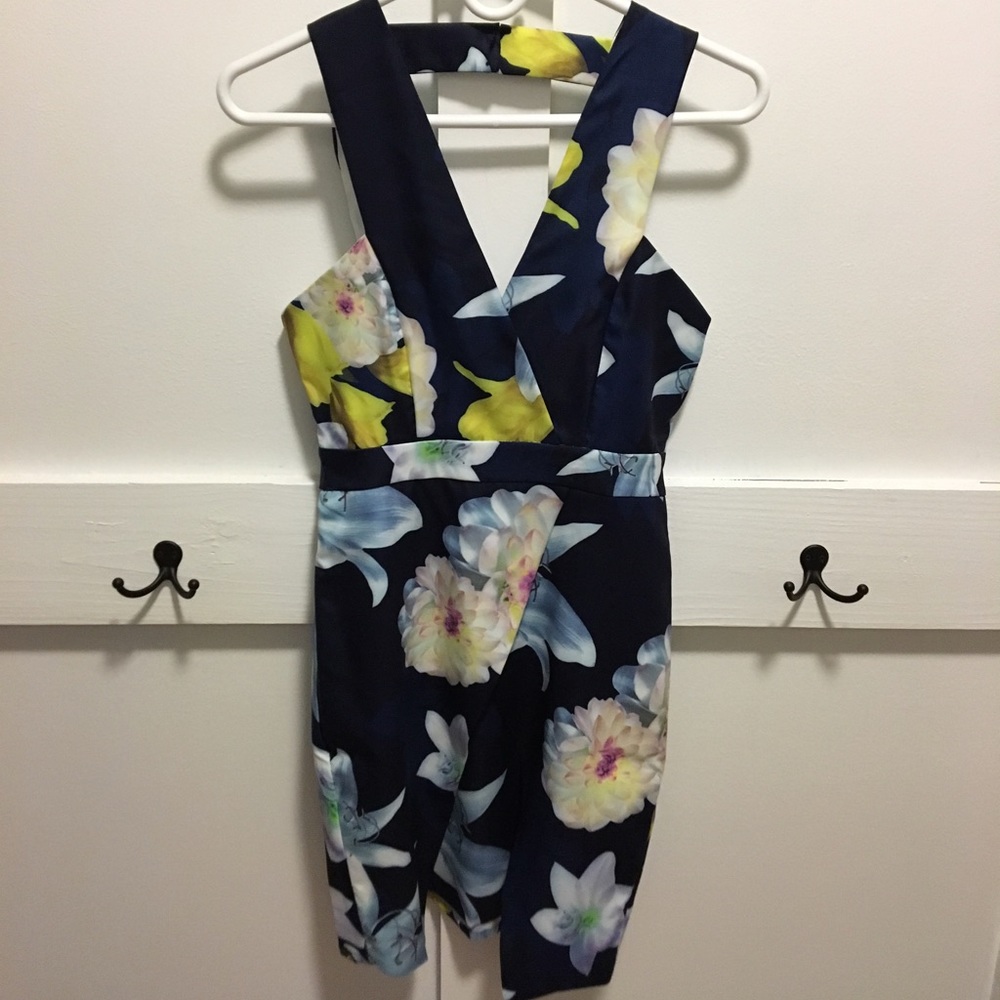 NWOT Floral Overlapped Dress size small - Picture 2 of 5