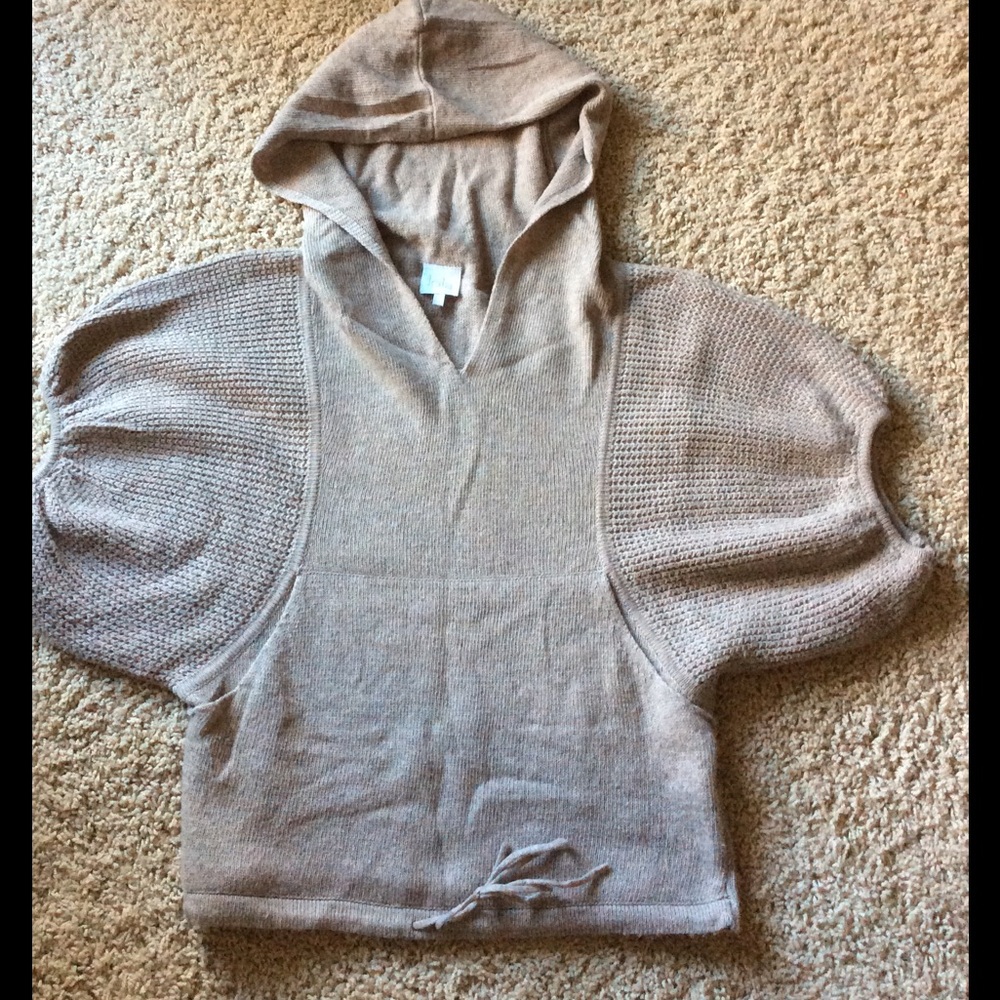 Short puffy sleeve hooded sweater