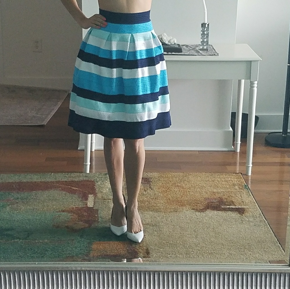 NWT, NY & Co Beautiful full pleated bandage midi