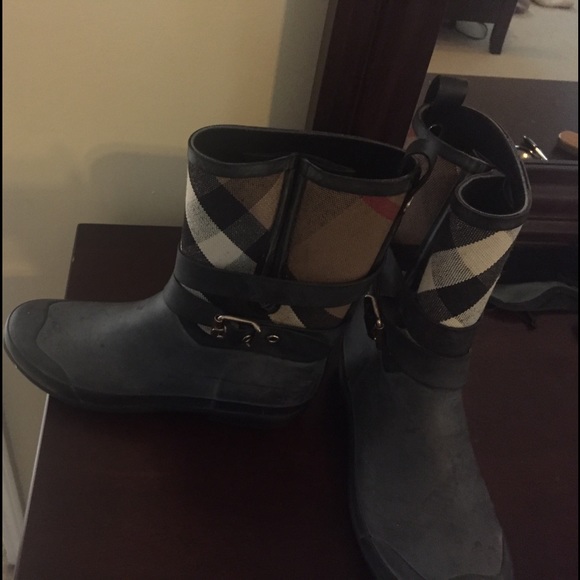 Burberry Rain Boots size US size 10. - Picture 2 of 2