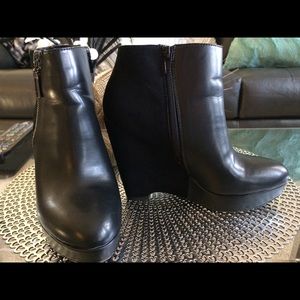 Carlos Santana wedge heel boots