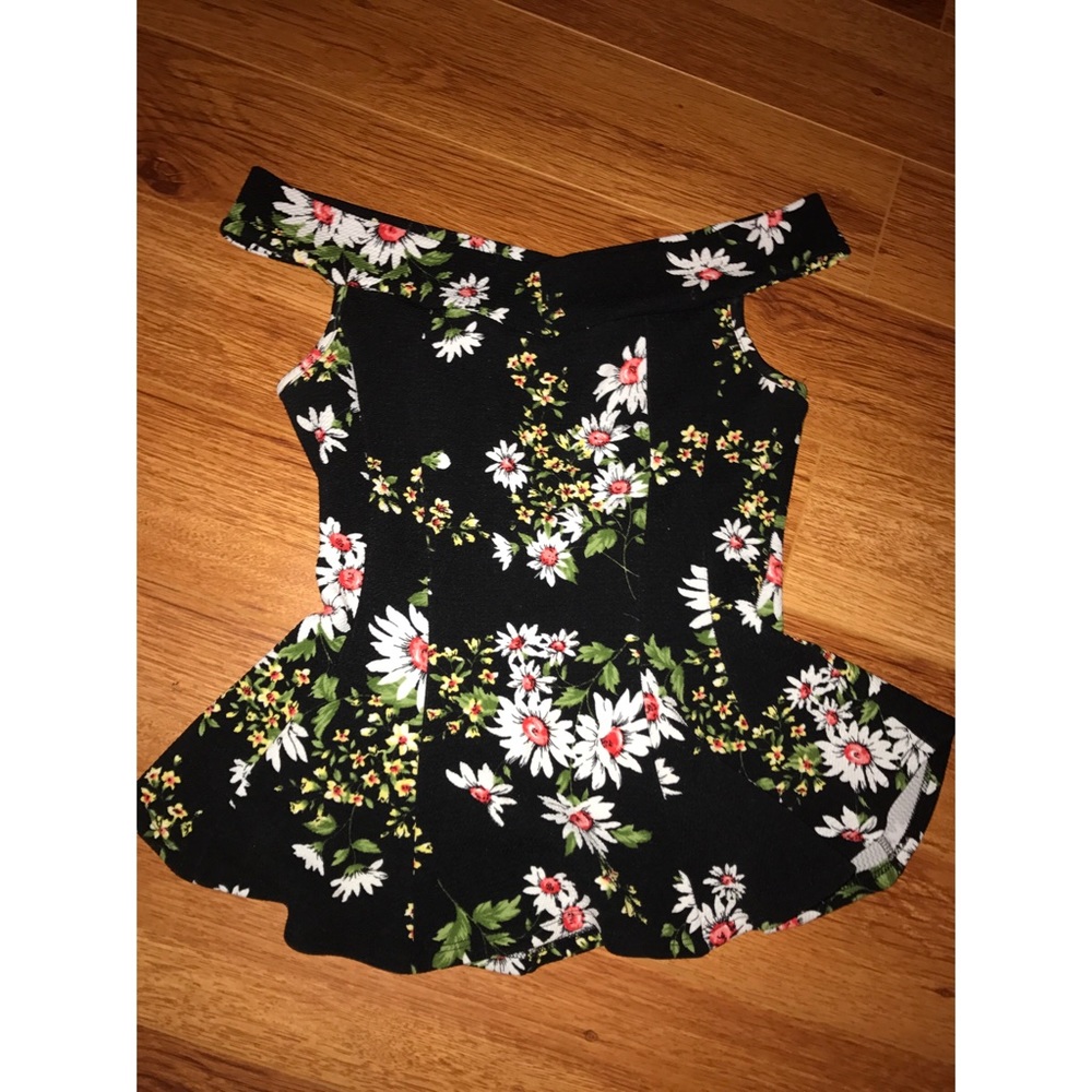 ‼️‼️Host Pick ‼️‼️Off the shoulder top 🌼