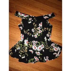 ‼️‼️Host Pick ‼️‼️Off the shoulder top 🌼
