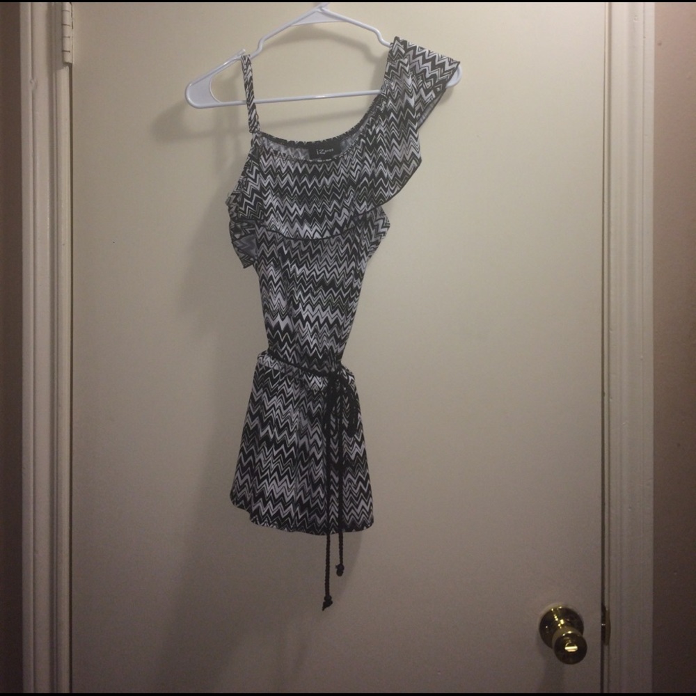 Cute peep shoulder top.