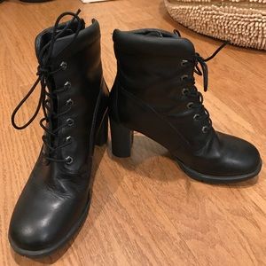 Ladies black leather Timberland boots - Size 8.5