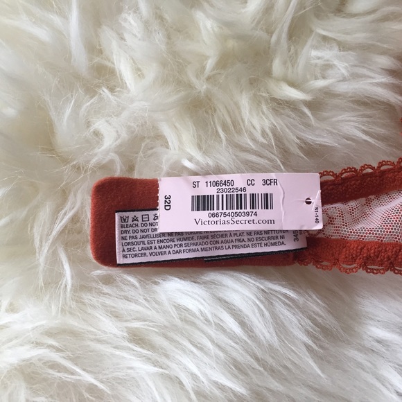 NEVER WORN with tag -  Victoria's Secret bra 32D - Picture 2 of 3