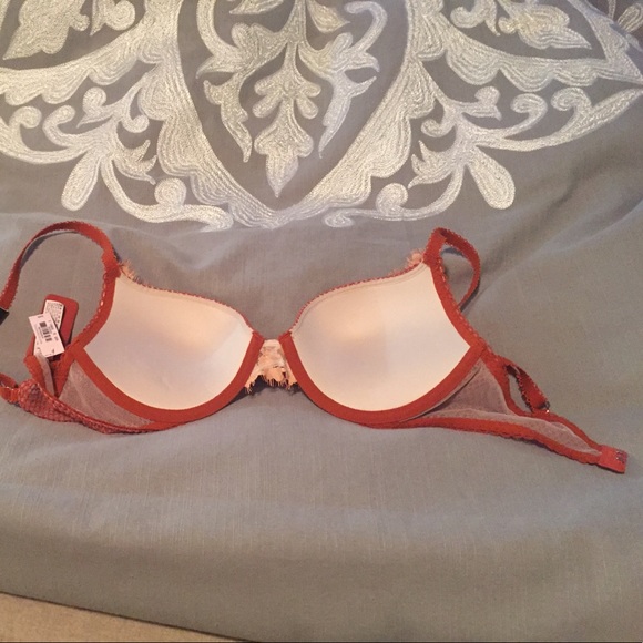 NEVER WORN with tag -  Victoria's Secret bra 32D - Picture 3 of 3