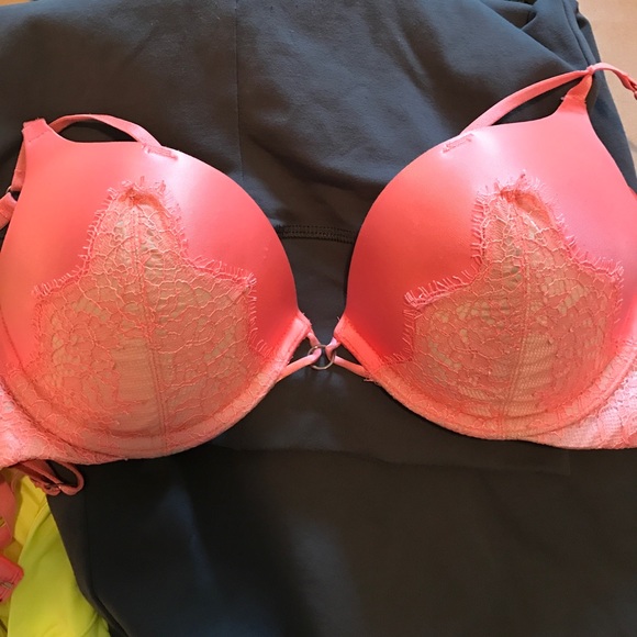 VS Bombshell Bra 32C - Picture 2 of 7