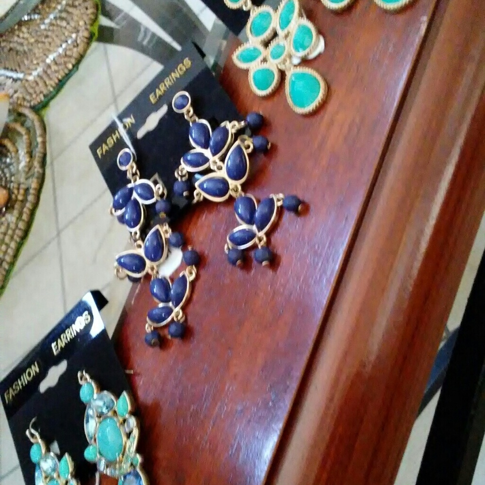 Earring bundle - Picture 4 of 4