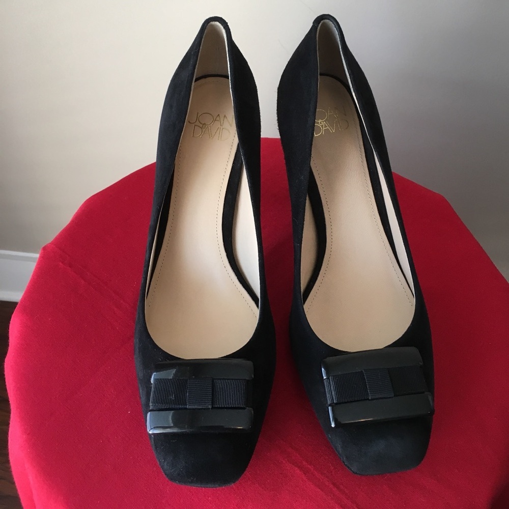 JOAN&DAVID "DAPALIN" SUEDE PUMPS.