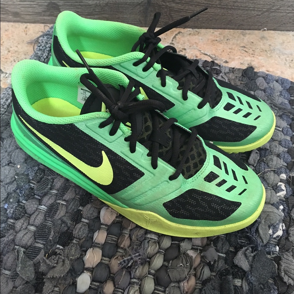 Boys Nike Kobe low top basketball shoe size 7Y