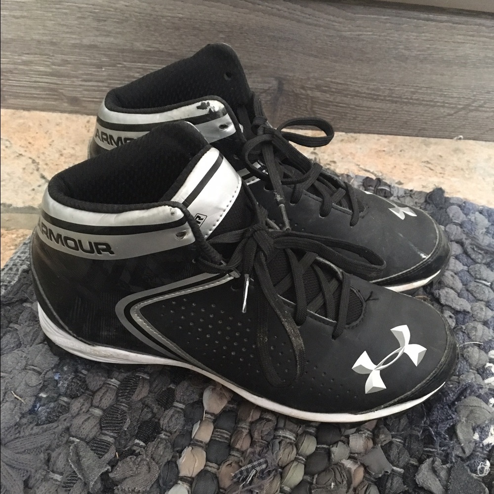 Under Armour boys football cleats size 6.5Y