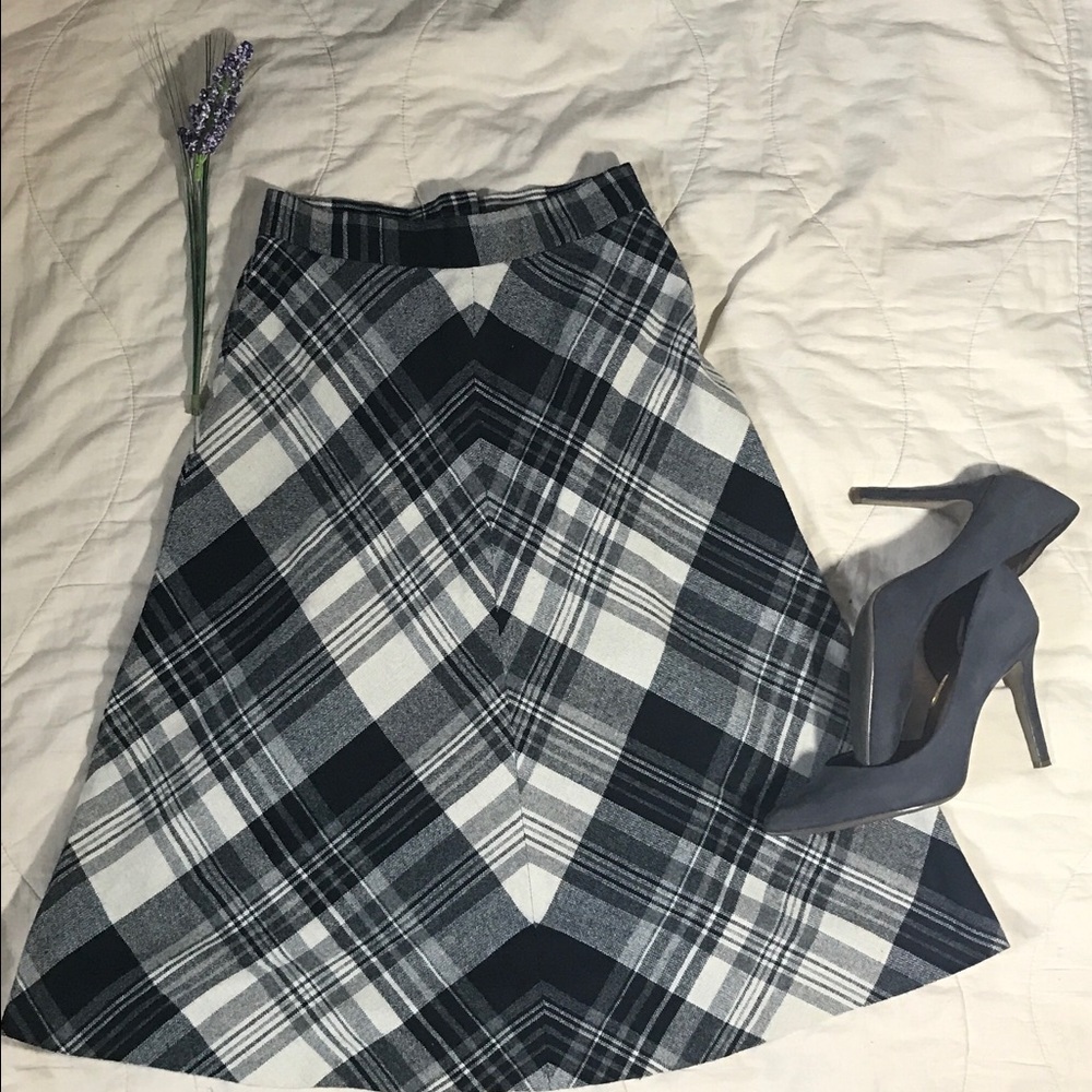 Plaid Checkered Grey/Black Skirt.