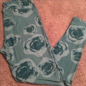 Tc LulaRoe Disney Roses leggings