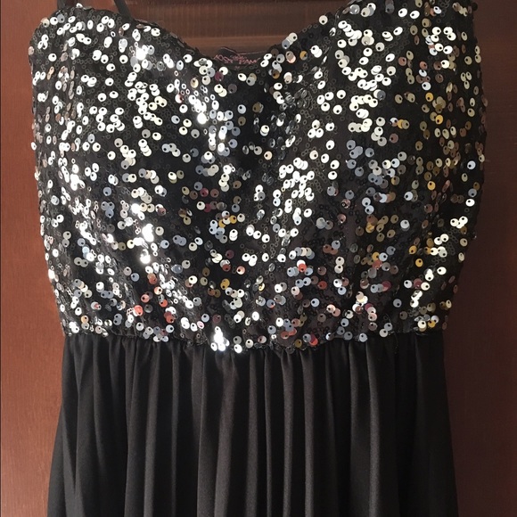Strapless sparkly and black dress for a night out - Picture 2 of 4