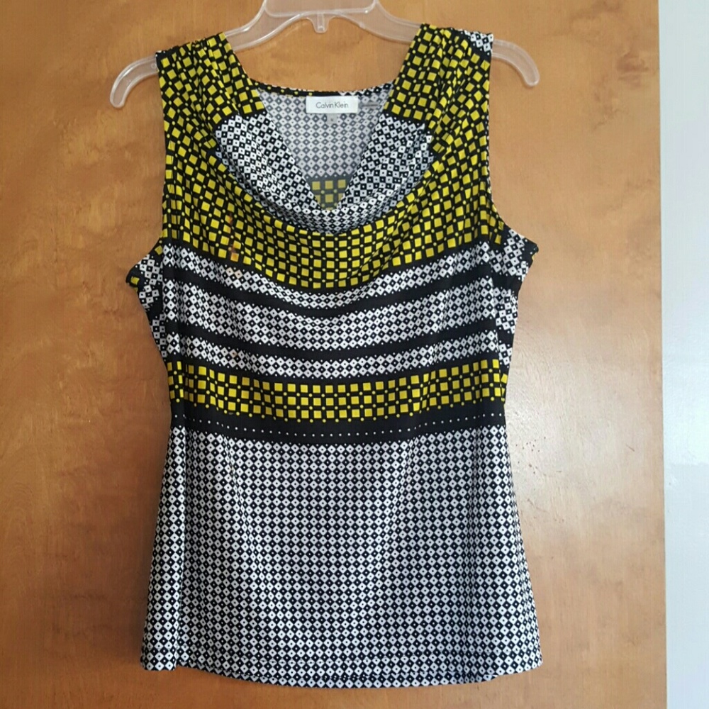 Sleeveless cowl neck blouse. Geometric pattern.