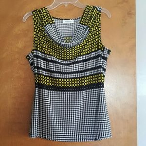 Sleeveless cowl neck blouse. Geometric pattern.