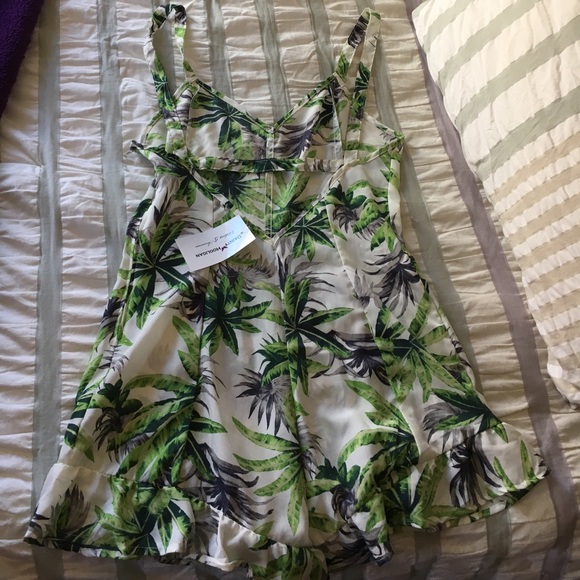 Dainty Hooligan Green Palm Romper - Picture 2 of 3