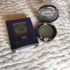 Urban Decay eyeshadow, shade "Mildew"