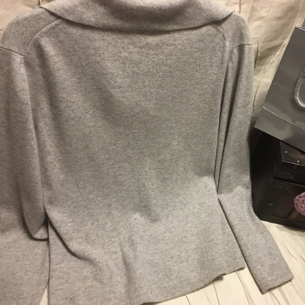 Beautiful soft silver sweater 💯cashmere.