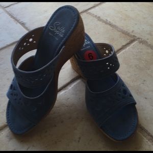 NWT Sotto Sopra Blue Suede Sandal. Size 6