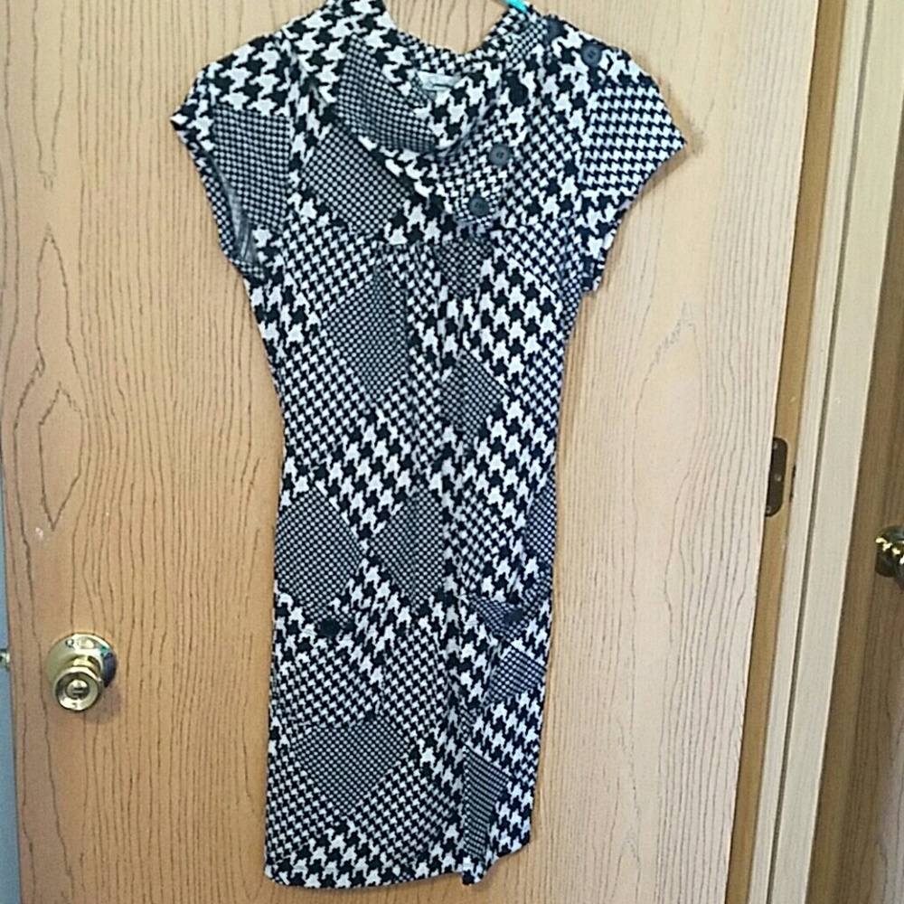 Short sleeve dress with pockets black and white