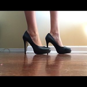 Black worthington pumps, size 9