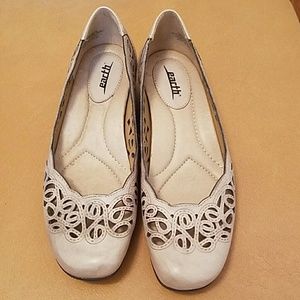 Earth brand leather shoes