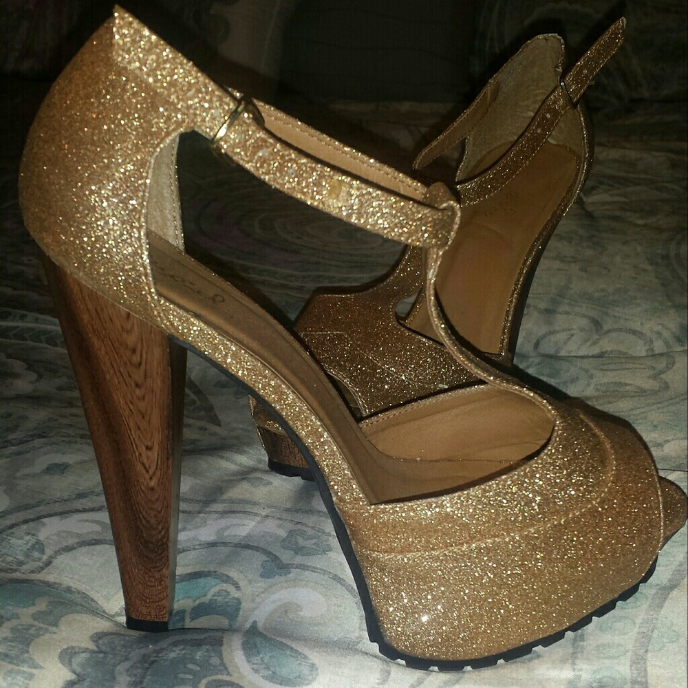 Stunning pair of GOLD heels.
