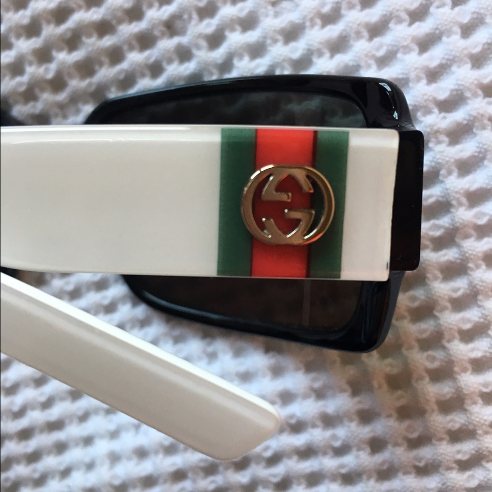 GUCCI sunglasses! w. signature red and green logo!