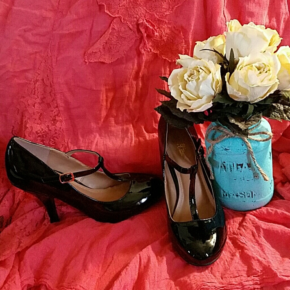 Black  strappy heel shoes size 10 never worn