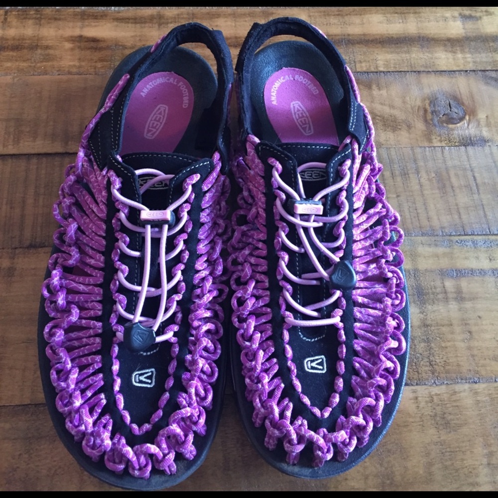 Keen slip on shoes/water shoes