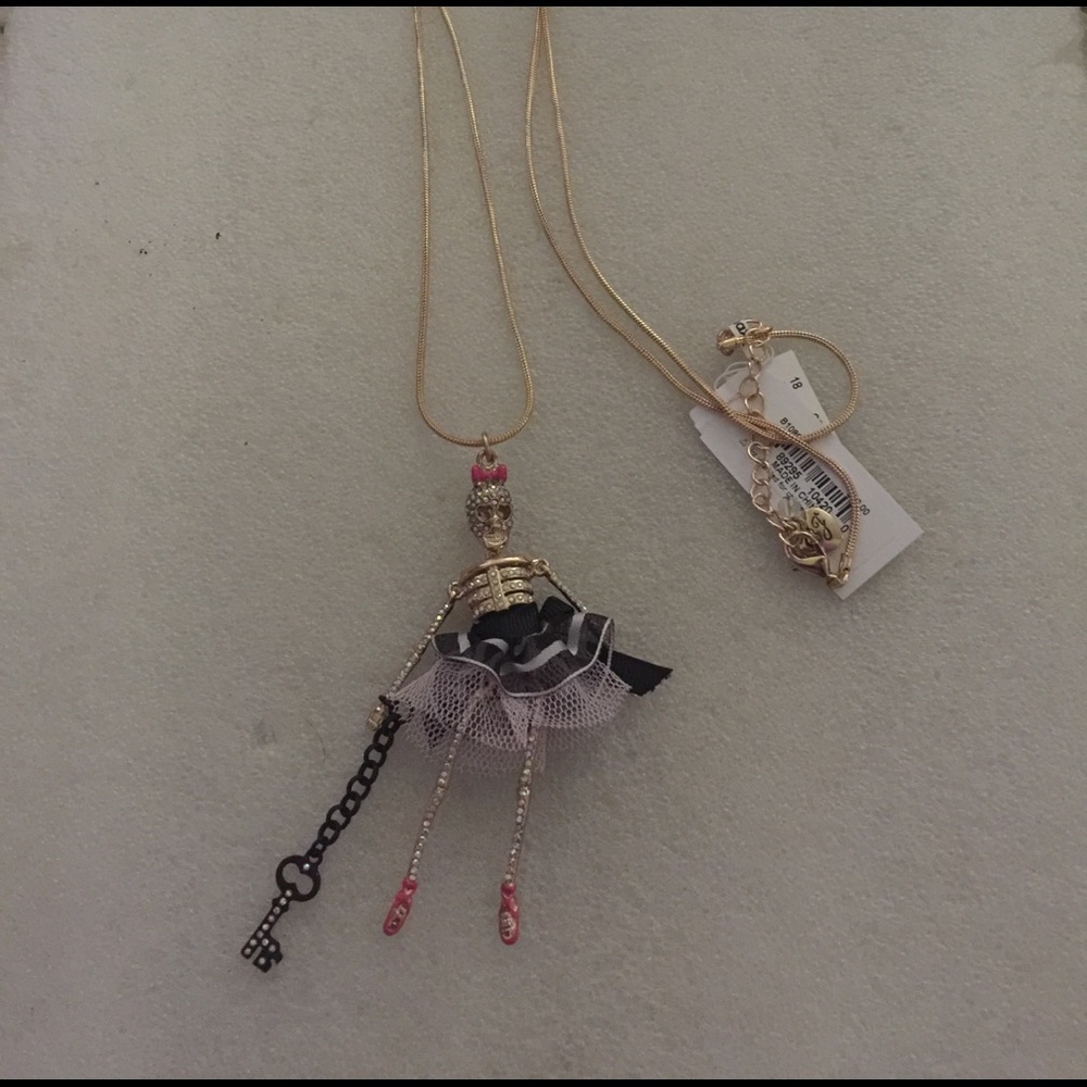 Betsey Johnson necklace - Picture 2 of 4