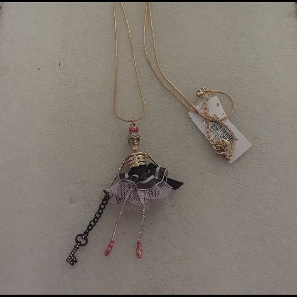 Betsey Johnson necklace - Picture 2 of 4