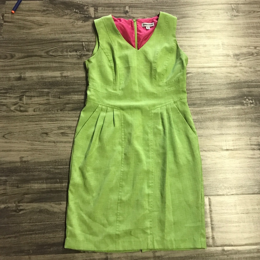 Green dress with pockets!