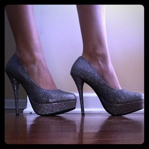 Metallic silver pumps