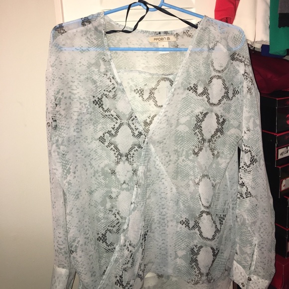 Arden B Tops - ⚡️⚡️24HR SALE⚡️⚡️Arden B snake embossed style