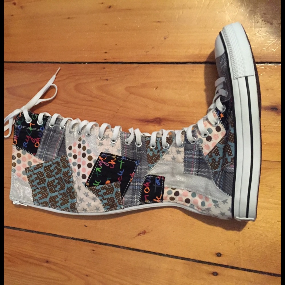 New in box! Womens size 8 converse sneakers