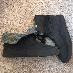 Sanuk Canvas Booties- Black with Aztec Print Sz 9