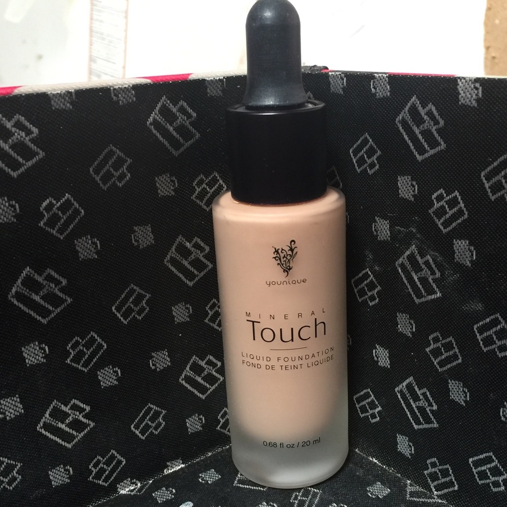 Younique Foundation in Organza.