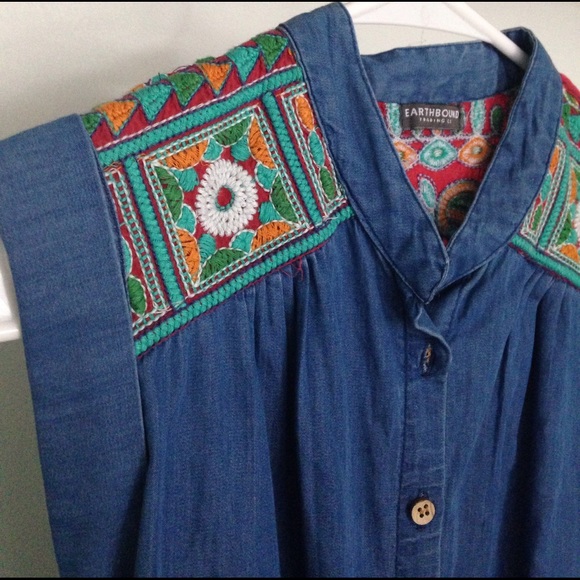 Embroidered button and tie bottom shirt - Picture 2 of 5