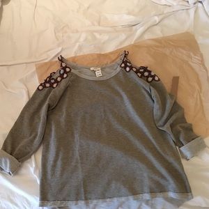 Shoulder cut out sweater embroidered Details