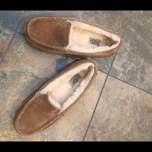 Size 8 Ugg moccasin slippers